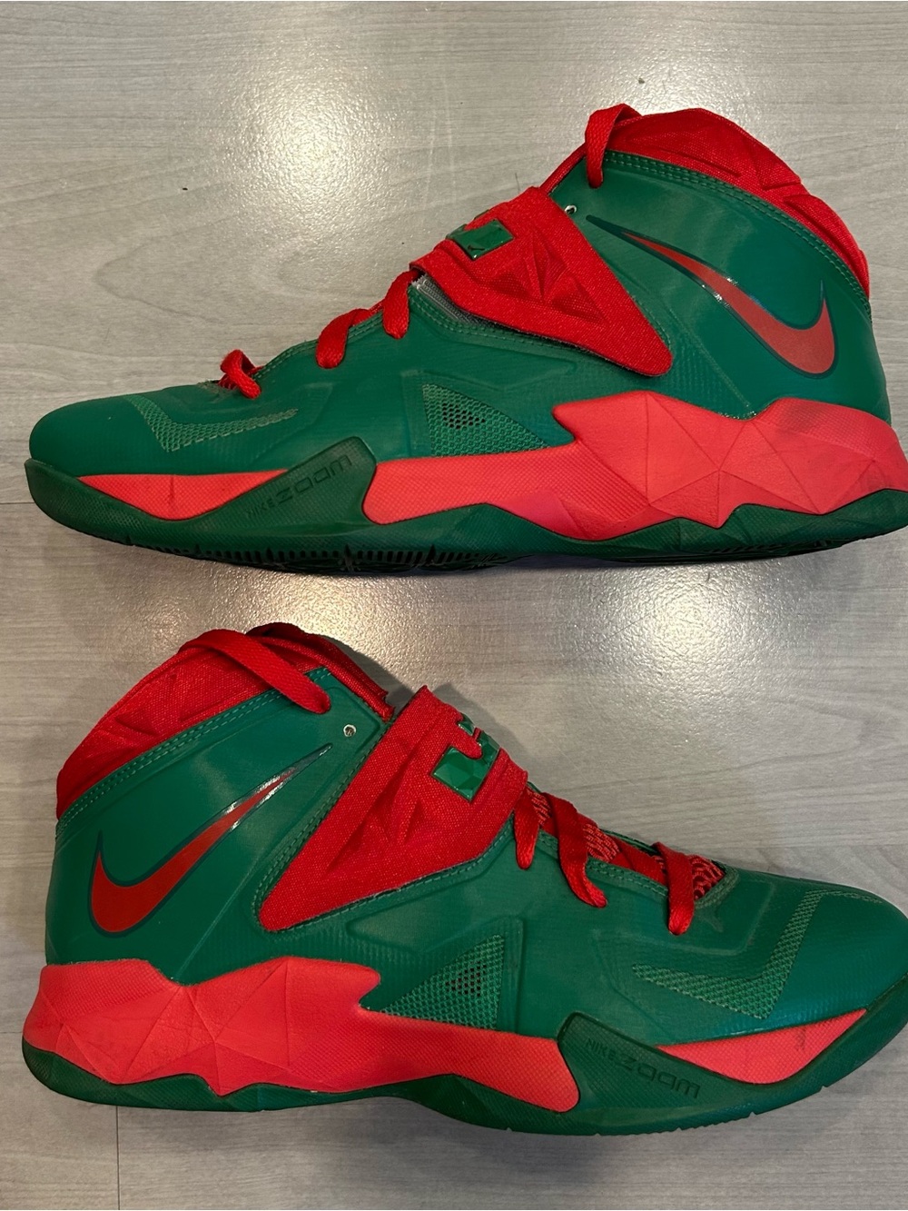 Nike LeBron Zoom Soldier 7 ID Red Green Christmas Size 8.5 Sneakers 626958-991